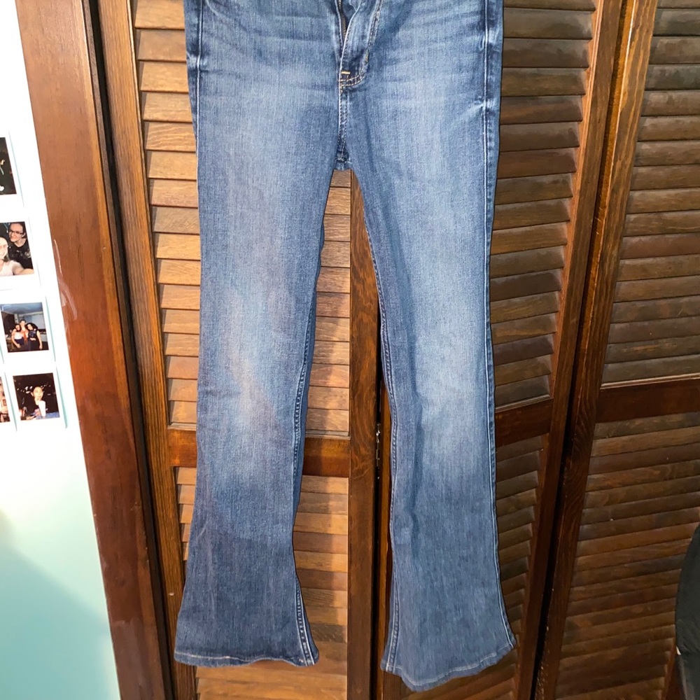 hollister flare jeans w/ light distressing (👀⬇️)